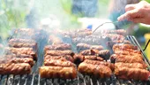 Trucul pentru ca micii la grătar să fie făcuți bine. De câte ori trebuie să-i întorci