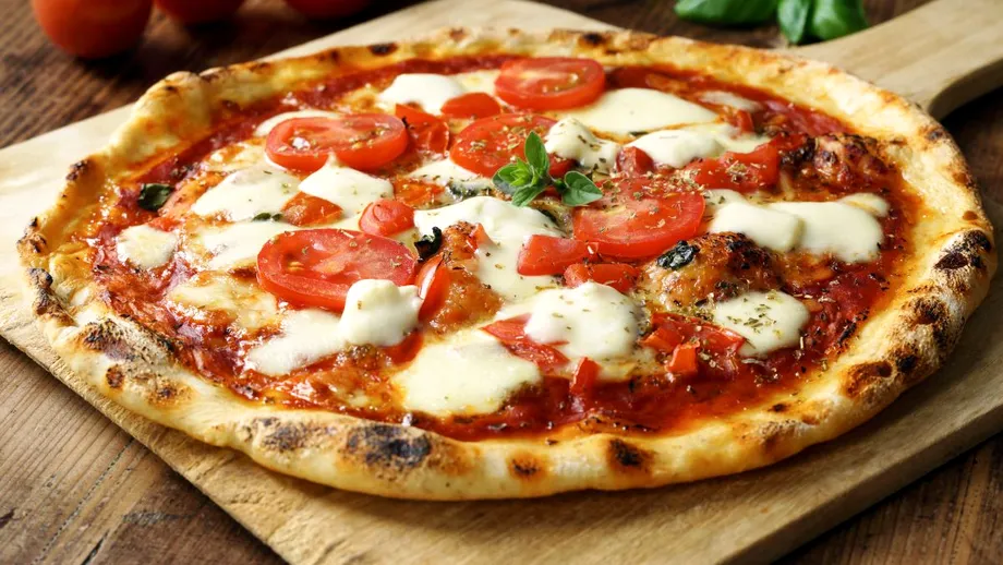 Cum să reîncălzești o felie de pizza fără să folosești cuptorul cu microunde? Îi vei reda textura crocantă și aroma inițială