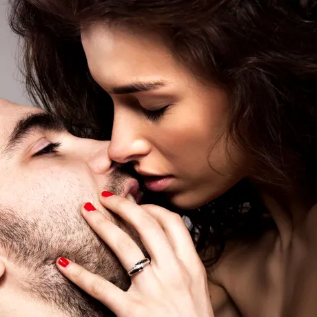 5 tipuri de sărut pe care bărbații le adoră