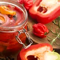 Gogoșari în oțet pentru iarnă. Rețeta simplă care îi păstrează crocanți și aromați