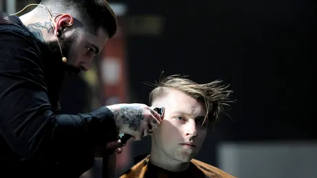 Cristi Pascu – în 2016 va fi la modă ca bărbaţii să îşi coloreze părul şi să aibă tunsori neo-punk