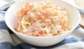 Cum faci acasă salată coleslaw! Rețeta de salată de varză cu dressing cremos, care taie instant pofta de dulce