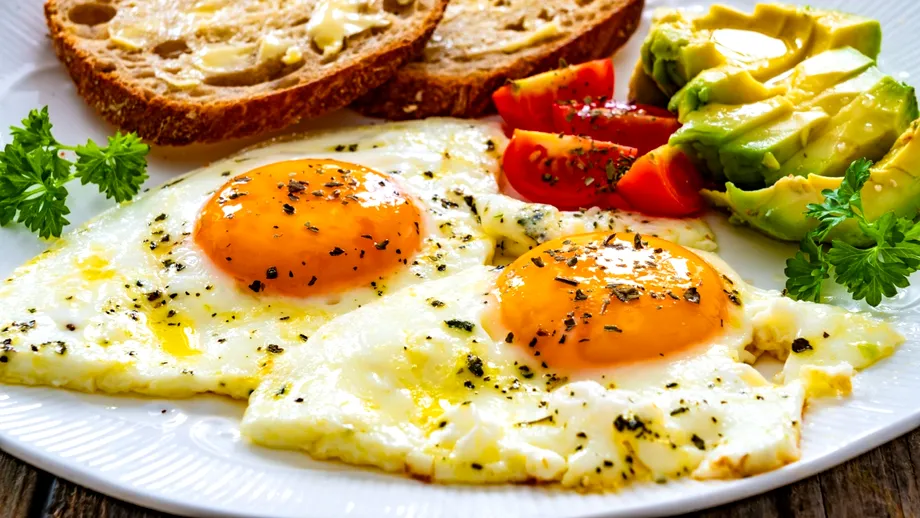 Trucul pentru ouă ochiuri perfecte. Când se pune sare, de fapt