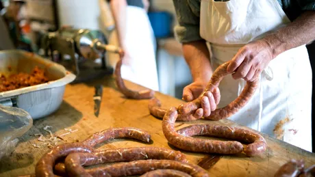 Secretele cârnaților afumați de Crăciun. Vor avea un gust autentic