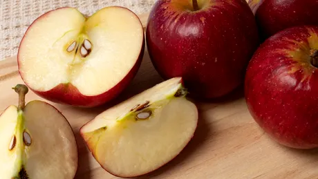 Cum să oprești merele să se înnegrească după ce le feliezi. Trucul simplu din bucătărie