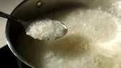 Ce trebuie să pui în oala în care fierbi orezul ca să nu se mai lipească