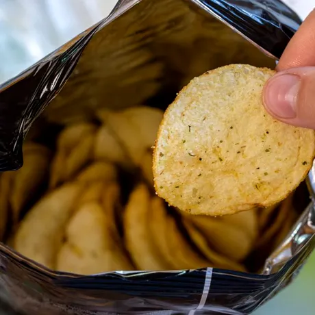 O singură pungă de chips-uri îți poate distruge creierul. Efectele devastatoare descoperite de cercetători