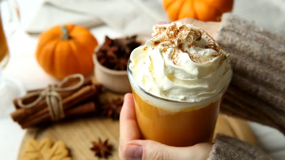 Cafea cu dovleac, o simfonie de arome de toamnă. Cum să faci acasă pumpkin spice latte