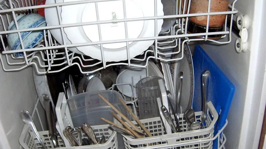 Obiecte care nu trebuie puse niciodată în mașina de vase! Riști să strici electrocasnicul, dar și pe ele