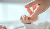 Un bebeluș de doar 11 zile, diagnosticat cu o tumoră cerebrală după ce medicii au observat o infecție minusculă la o unghie. Prin ce coșmar a trecut familia