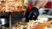 Ce a găsit un bucureștean într-o șaorma cumpărată de la un celebru restaurant: „Pe lângă faptul că e viu, e și nebărbierit” / VIDEO