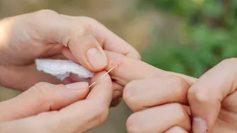 Cum scoți o așchie din deget rapid. Trucul viral pe care trebuie să-l încerci / VIDEO