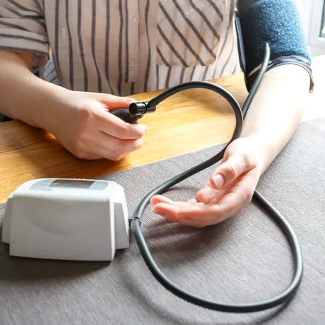 Unde măsurăm tensiunea corect și la ce mână se ia, de fapt?