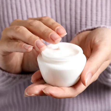 O femeie a ajuns la spital în stare gravă, după ce s-a intoxicat cu o cremă care conținea clorură de mercur amoniacală