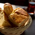 De ce îți aduc restaurantele pâine înainte de mâncare? Motivul nu ține de ospitalitate