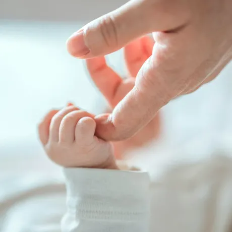 Un bebeluș de doar 11 zile, diagnosticat cu o tumoră cerebrală după ce medicii au observat o infecție minusculă la o unghie. Prin ce coșmar a trecut familia