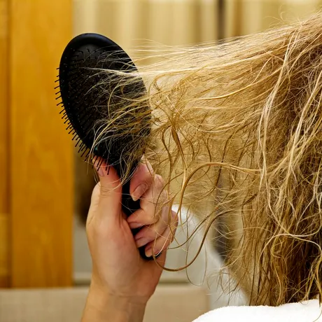 De ce nu e bine să îți piepteni părul imediat după ce îl speli