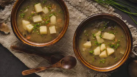 Cum să faci ciorbă de cartofi cu afumătură. Rețeta tradițională românească