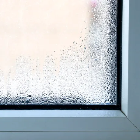 Cum să previi și să elimini rapid condensul de pe geamurile de termopan
