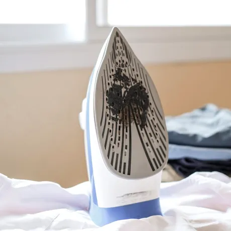 Cum să cureți rapid talpa fierului de călcat cu o pastilă de paracetamol