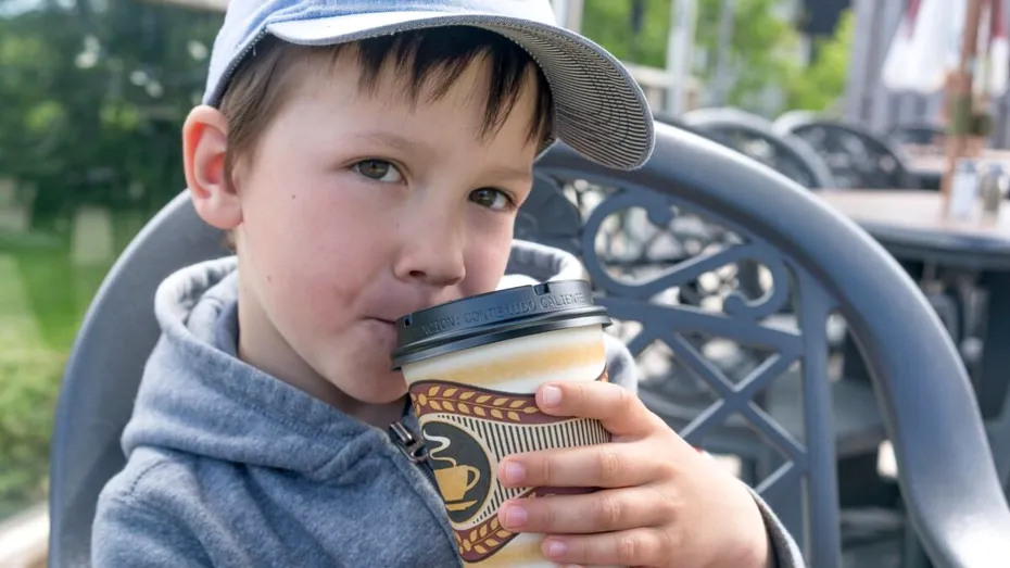 De ce nu e bine pentru copii să bea cafea