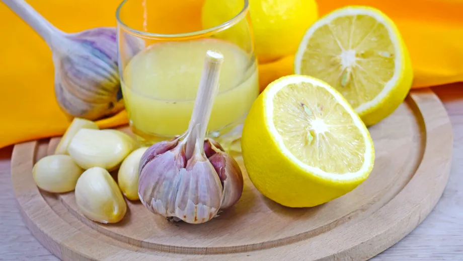 Iată ce se întâmplă cu o femeie dacă bea suc de usturoi și lămâie, zilnic, timp de două săptămâni