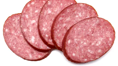 Ucigașul inimii, „hrănit” cu mâncarea din comerț. Câtă sare conțin 5 felii de salam sau 45 de grame de brânză