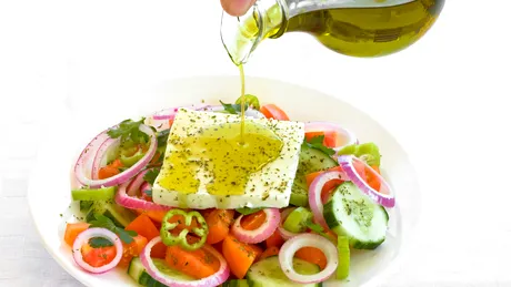 Vrei să slăbești? Pune grăsime în salată! 4 motive, explicate de nutriționist