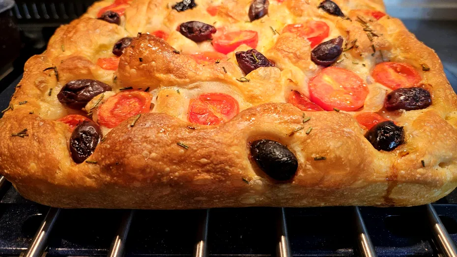 Rețeta de foccacia de post a lui Chef Sorin Bontea. Ingredientele simple din care se prepară