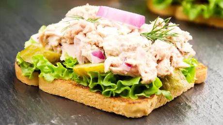 Sandwich delicios cu ton și castraveți. Are 40g proteină, îți potolește foamea și te ajută să slăbești