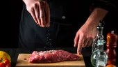 Condimentul grecesc care face friptura savuroasă. Se găsește în toate supermarketurile din România