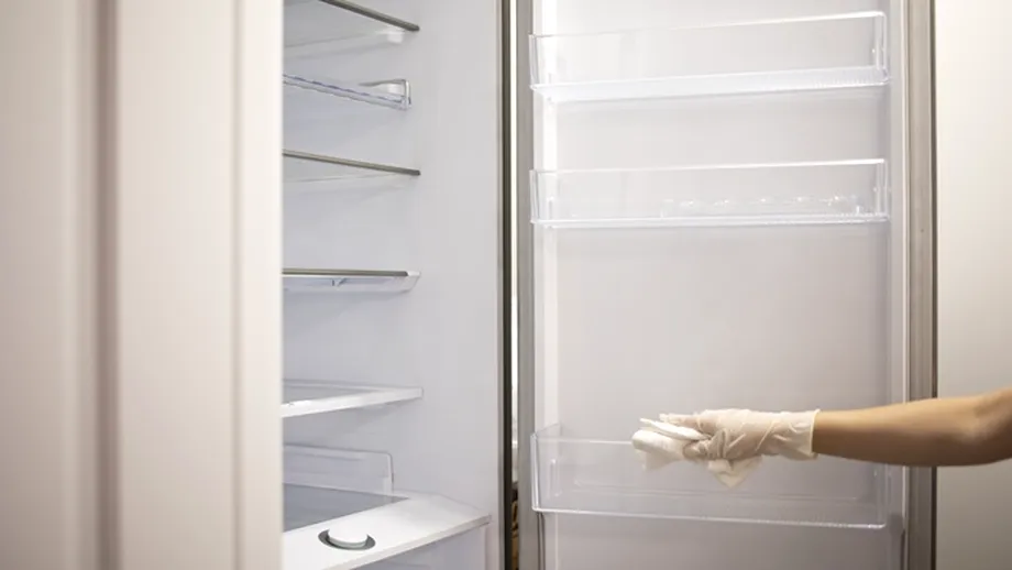 Cum să scapi rapid de gheața din congelator, fără dezghețare completă. Trucuri care te ajută să termini curățenia mai repede