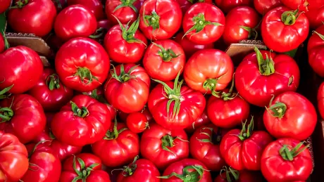 Secretul roșiilor cu adevărat gustoase. Semnele care arată că ai ales un fruct plin de aromă