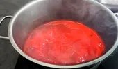 Câte minute trebuie lăsat la fiert sucul de roșii, pentru a obține un gust intens și echilibrat