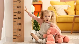 Durerile de creștere la copii: când sunt normale și cum pot fi ameliorate