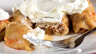 Cât rezistă sarmalele în frigider. În ce recipient trebuie să le ții ca să nu se strice