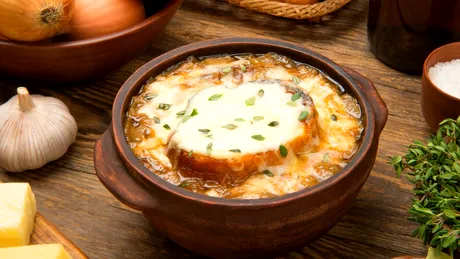 Supa de ceapă mănăstirească. Una dintre cele mai vechi rețete pentru Postul Paștelui!