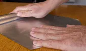 De ce să pui folie de aluminiu în sertarele din bucătărie. Trucul simplu care poate proteja mobilierul