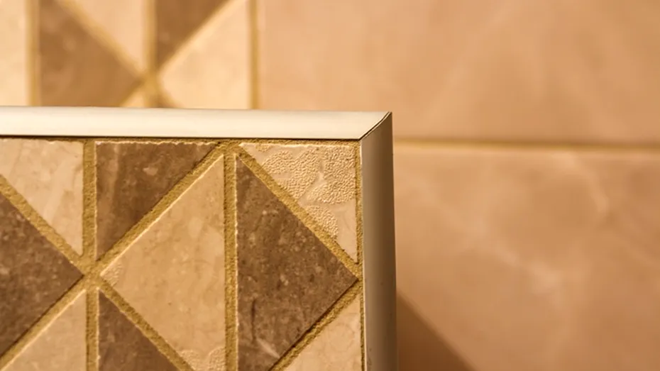 Cum cureți rosturile și mucegaiul din jurul plăcilor de faianță