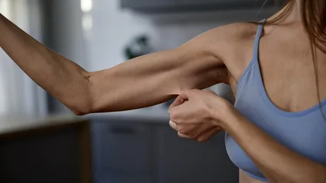 Pielea lăsată a brațelor te deranjează? Alimentele care întăresc mușchii brațelor și combat aspectul de aripi
