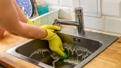 De ce își pierde strălucirea chiuveta din inox și cum o faci să arate ca nouă. Trucuri banale cu ingrediente din bucătărie