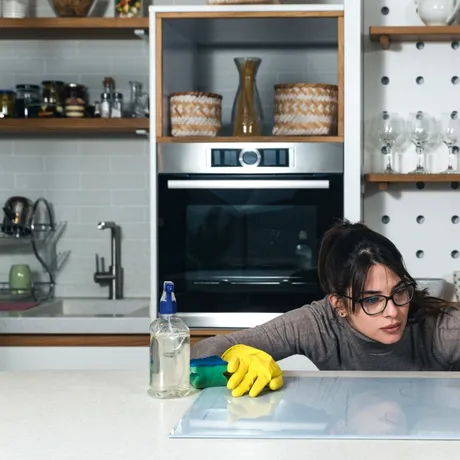 Soluția naturală pentru a curăța bucătăria. Ai nevoie de câteva ingrediente pentru a topi grăsimea de pe orice suprafață