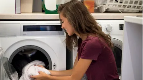 De ce e bine să adaugi apă de gură în compartimentul pentru detergent al mașinii de spălat. Trucul e absolut genial