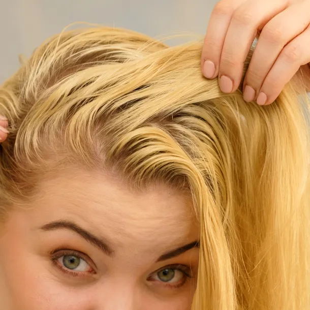 De ce ți se îngrașă părul a doua zi după ce l-ai spălat? Greșelile pe care le faci fără să știi