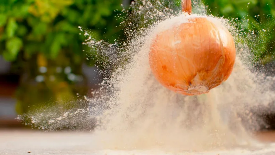 „Capcana” naturală cu ceapă și bicarbonat pentru furnici, păianjeni și alte insecte