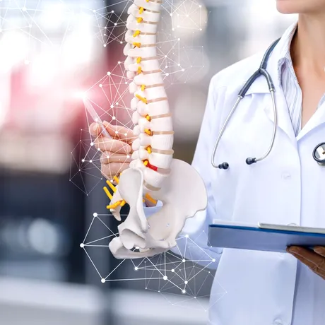 Dieta pentru osteoporoză: alimente care protejează densitatea osoasă și cele care cresc riscul de fracturi