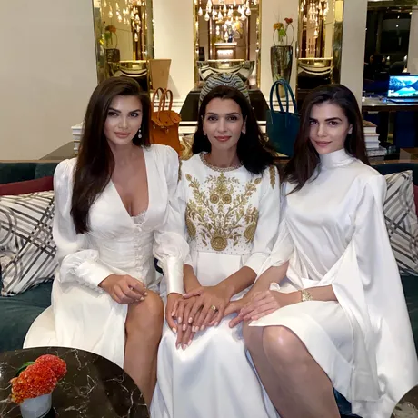 Monica Gabor a revenit în România! Și-a revăzut sora mai mare, Alina, singura dintre cele 3 surori rămasă în orașul natal