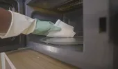 Cum să cureți rapid cuptorul cu microunde. Metoda simplă care elimină depunerile lipicioase