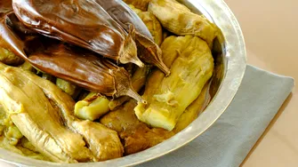 Cum coci vinetele ca să nu se mai înnegrească! Metoda corectă folosită de gospodine pentru o salată de vinete albă și cremoasă