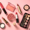 Cream blush, cream bronzer și cream highlighter: de ce produsele cremoase domină machiajul
